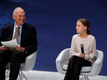 El profesor de Política Ambiental Internacional William Moomaw (izq), de la escuela Fletcher, y la joven activista medioambiental sueca Greta Thunberg El profesor de Política Ambiental Internacional William Moomaw (izq), de la escuela Fletcher, y la joven activista medioambiental sueca Greta Thunberg