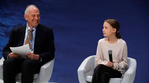 El profesor de Política Ambiental Internacional William Moomaw (izq), de la escuela Fletcher, y la joven activista medioambiental sueca Greta Thunberg El profesor de Política Ambiental Internacional William Moomaw (izq), de la escuela Fletcher, y la joven activista medioambiental sueca Greta Thunberg
