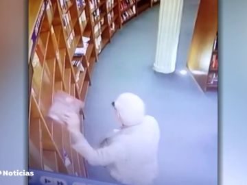 Pillan al embajador mexicano en Argentina robando en una librería