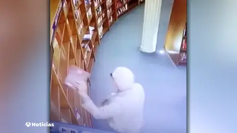 Pillan al embajador mexicano en Argentina robando en una librería Pillan al embajador mexicano en Argentina robando en una librería