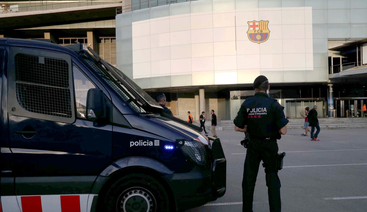Agentes de los Mossos en los alrededores del Camp Nou Agentes de los Mossos en los alrededores del Camp Nou
