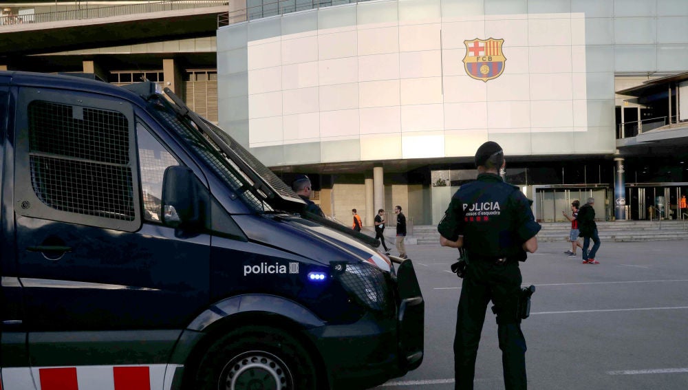 Agentes de los Mossos en los alrededores del Camp Nou