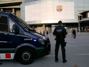 Agentes de los Mossos en los alrededores del Camp Nou