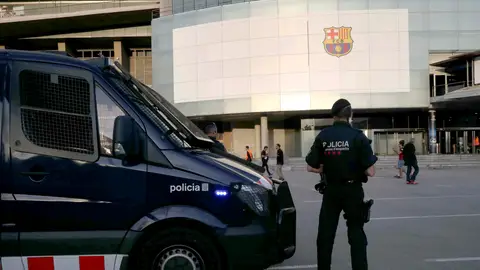 Agentes de los Mossos en los alrededores del Camp Nou Agentes de los Mossos en los alrededores del Camp Nou