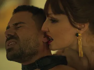 El sexo salvaje de Macarena Medina, interrumpido por el inspector Zapata El sexo salvaje de Macarena Medina, interrumpido por el inspector Zapata