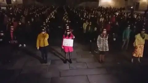 Gritos machistas durante un acto feminista en Compostela: "A casa que hay que hacer la cena" Gritos machistas durante un acto feminista en Compostela: "A casa que hay que hacer la cena"