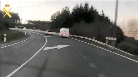 Pillan conductor haciendo un adelantamiento prohibido a un vehículo camuflado de la Guardia Civil en Arzúa Pillan conductor haciendo un adelantamiento prohibido a un vehículo camuflado de la Guardia Civil en Arzúa