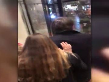 Un grupo de catalanes increpa a Puigdemont en Bruselas con gritos de &quot;racista&quot; y &quot;delincuente&quot;
