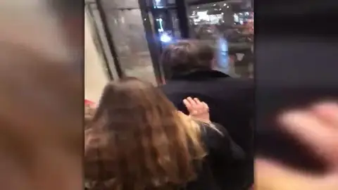 Un grupo de catalanes increpa a Puigdemont en Bruselas con gritos de "racista" y "delincuente" Un grupo de catalanes increpa a Puigdemont en Bruselas con gritos de "racista" y "delincuente"