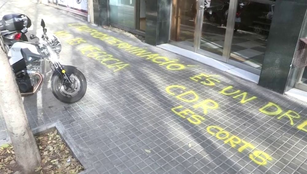La sede de ERC amanece con una pintada de los CDR: "La autodeterminación no se negocia"