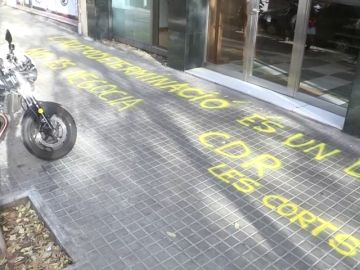 La sede de ERC amanece con una pintada de los CDR: "La autodeterminación no se negocia"