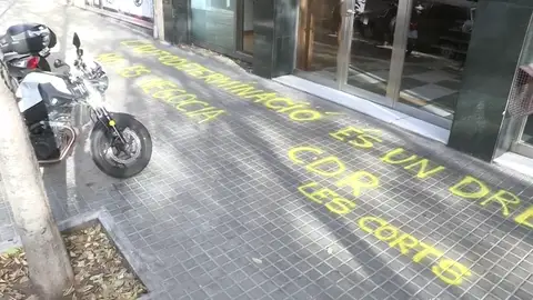 La sede de ERC amanece con una pintada de los CDR: "La autodeterminación no se negocia" La sede de ERC amanece con una pintada de los CDR: "La autodeterminación no se negocia"