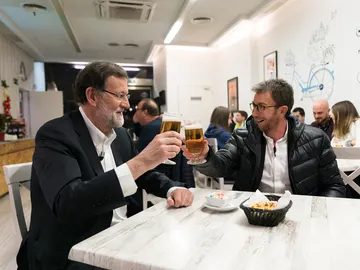Mariano Rajoy y Pablo Motos se marchan en directo de 'El Hormiguero 3.0' para ir a tomar cerveza a un bar Mariano Rajoy y Pablo Motos se marchan en directo de 'El Hormiguero 3.0' para ir a tomar cerveza a un bar