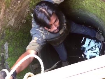 Un hombre rescata a un gato atrapado en un pozo Un hombre rescata a un gato atrapado en un pozo