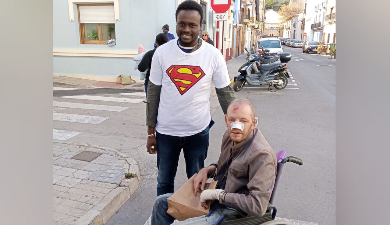Reencuentro entre el héroe senegalés y el hombre al que salvó de un incendio Reencuentro entre el héroe senegalés y el hombre al que salvó de un incendio