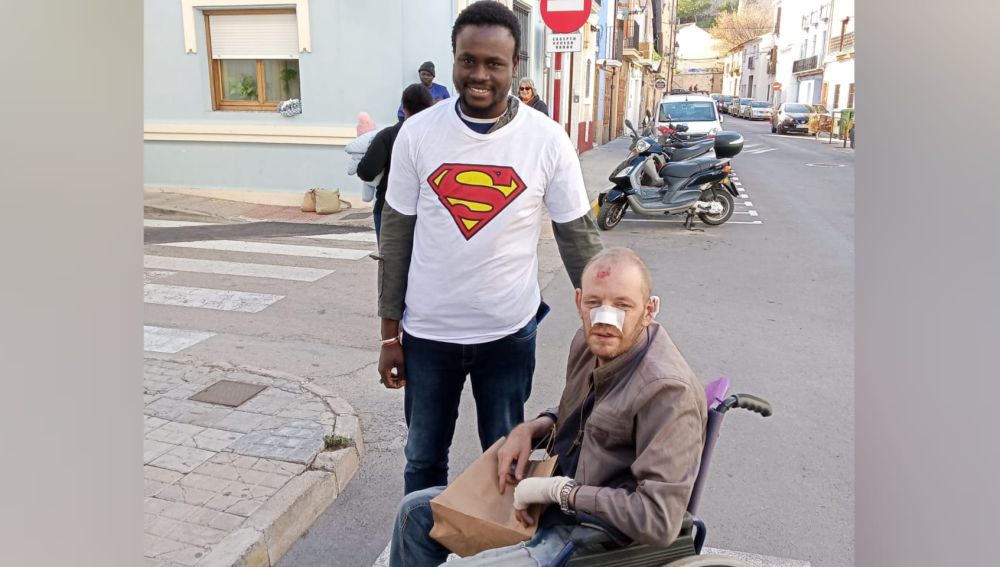 Reencuentro entre el héroe senegalés y el hombre al que salvó de un incendio