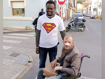 Reencuentro entre el héroe senegalés y el hombre al que salvó de un incendio