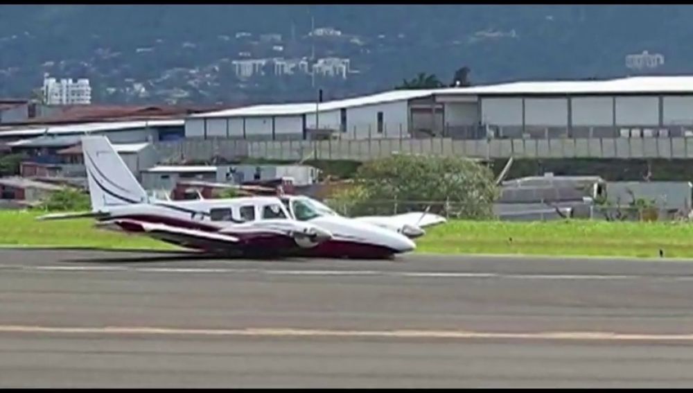 La habilidad de un piloto permite a un avión con turistas tomar tierra sin el tren de aterrizaje en Costa Rica