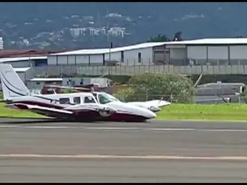 La habilidad de un piloto permite a un avión con turistas tomar tierra sin el tren de aterrizaje en Costa Rica La habilidad de un piloto permite a un avión con turistas tomar tierra sin el tren de aterrizaje en Costa Rica