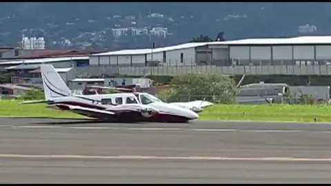 La habilidad de un piloto permite a un avión con turistas tomar tierra sin el tren de aterrizaje en Costa Rica La habilidad de un piloto permite a un avión con turistas tomar tierra sin el tren de aterrizaje en Costa Rica