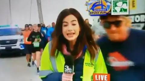 Momento en el que Tommy Callaway toca el culo a la reportera Alex Bozarjian Momento en el que Tommy Callaway toca el culo a la reportera Alex Bozarjian