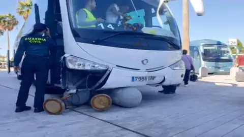 Una guagua fuera de control siembra el pánico en el aeropuerto de Tenerife Una guagua fuera de control siembra el pánico en el aeropuerto de Tenerife