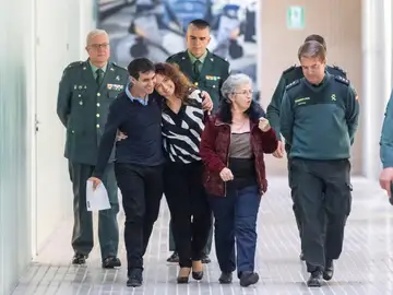Alberto Encinas (2i), padre de una niña de 11 años liberada en Polonia tras ocho años secuestrada por su madre Alberto Encinas (2i), padre de una niña de 11 años liberada en Polonia tras ocho años secuestrada por su madre