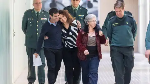 Alberto Encinas (2i), padre de una niña de 11 años liberada en Polonia tras ocho años secuestrada por su madre Alberto Encinas (2i), padre de una niña de 11 años liberada en Polonia tras ocho años secuestrada por su madre