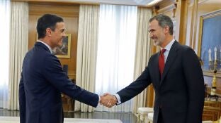 El rey Felipe VI saluda al l&iacute;der del Partido Socialista PSOE, Pedro S&aacute;nchez
