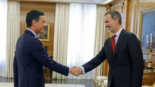 El rey Felipe VI saluda al líder del Partido Socialista PSOE, Pedro Sánchez El rey Felipe VI saluda al líder del Partido Socialista PSOE, Pedro Sánchez