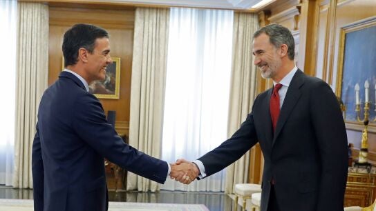El rey Felipe VI saluda al l&iacute;der del Partido Socialista PSOE, Pedro S&aacute;nchez