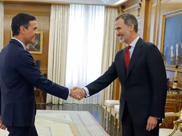 El rey Felipe VI saluda al líder del Partido Socialista PSOE, Pedro Sánchez El rey Felipe VI saluda al líder del Partido Socialista PSOE, Pedro Sánchez