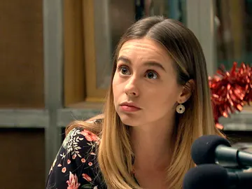 Luisita presiona a Marina para que decida si quiere casarse o no Luisita presiona a Marina para que decida si quiere casarse o no
