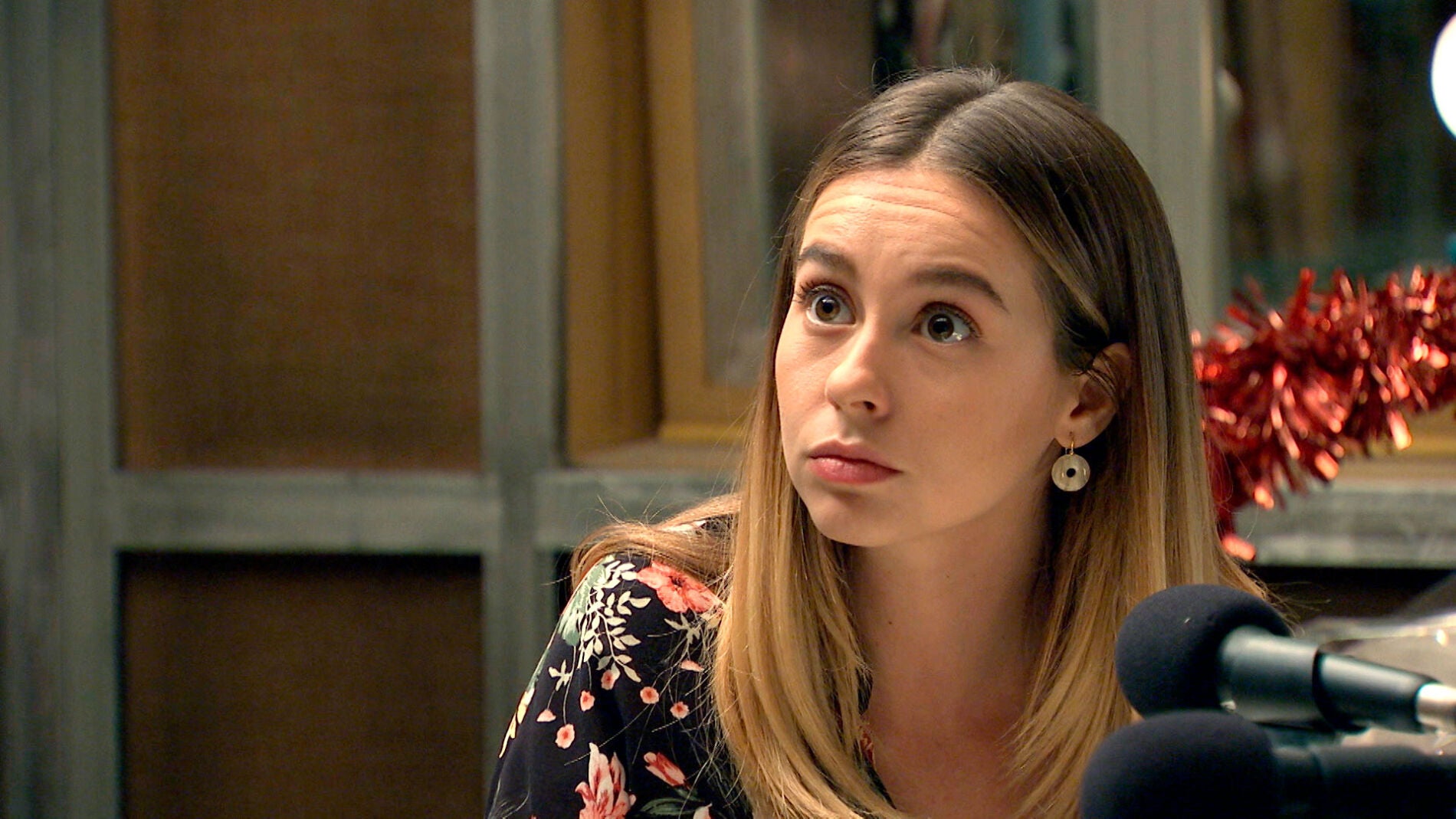 Luisita presiona a Marina para que decida si quiere casarse o no