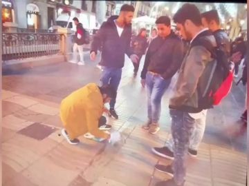 Cuatro jóvenes echan cemento y dañan el memorial de Las Ramblas a las víctimas de los atentados del 17-A