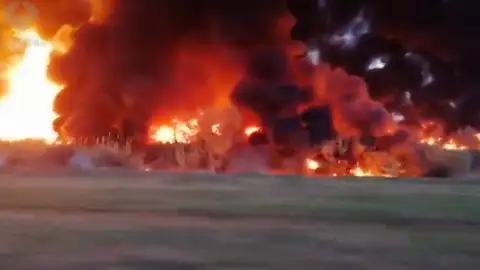 Todos los datos del incendio que arrasa la empresa de reciclaje de Montornés Todos los datos del incendio que arrasa la empresa de reciclaje de Montornés