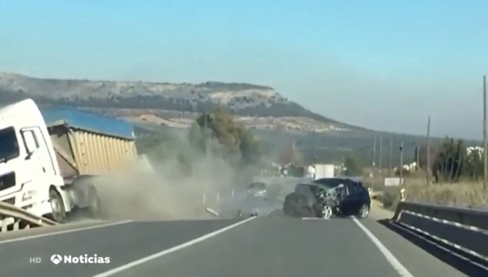 Un conductor drogado invade el carril contrario y choca contra un camión en Antequera