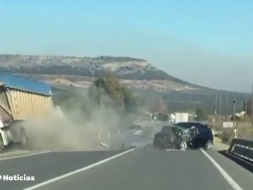 Un conductor drogado invade el carril contrario y choca contra un camión en Antequera