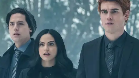 Camila Mendes, KJ Apa, y Cole Sprouse en 'Riverdale' Camila Mendes, KJ Apa, y Cole Sprouse en 'Riverdale'