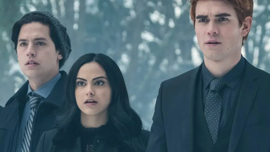 Camila Mendes, KJ Apa, y Cole Sprouse en 'Riverdale'
