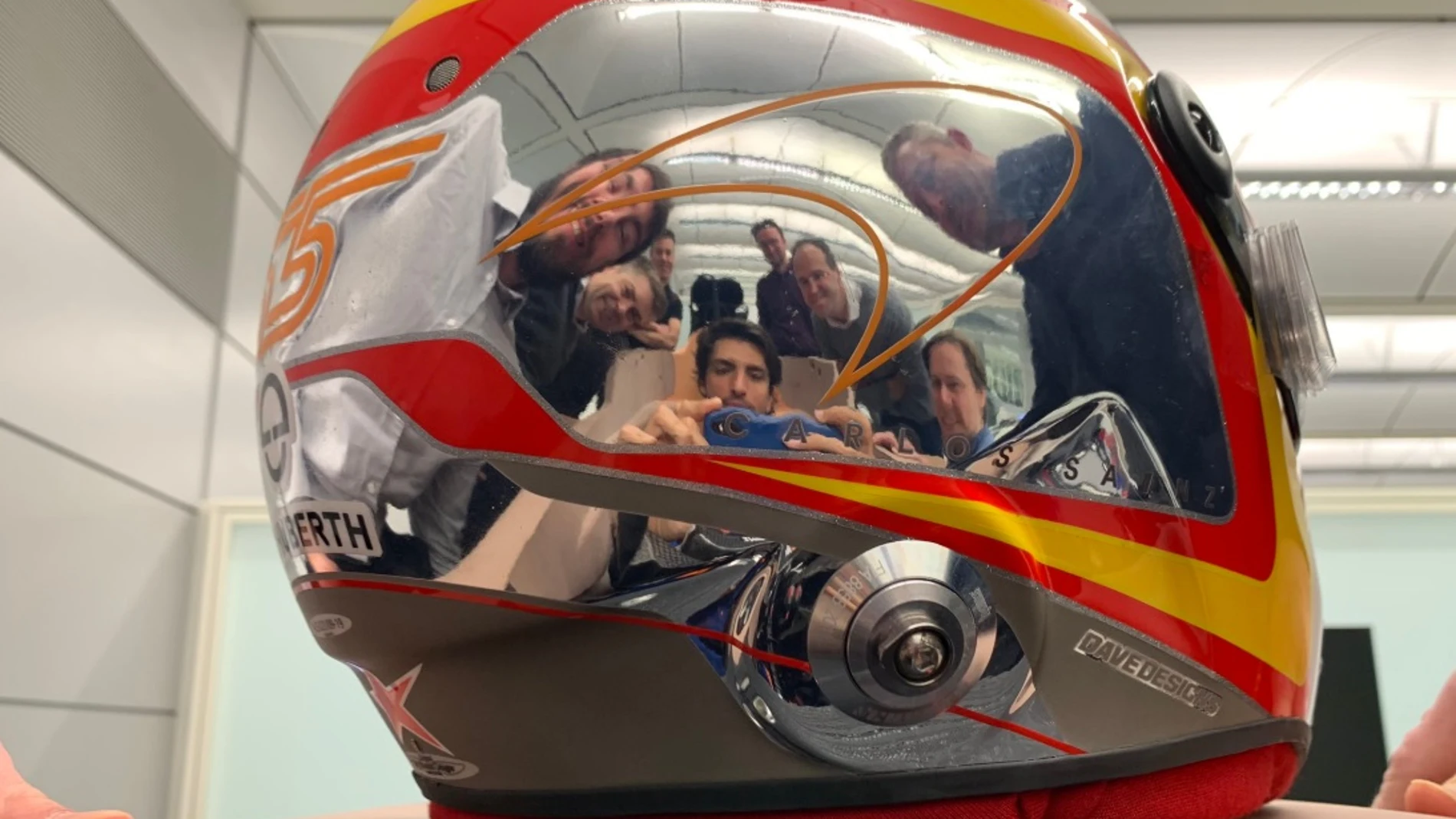 Carlos Sainz, en el tradicional asiento del Mclaren Carlos Sainz, en el tradicional asiento del Mclaren