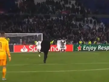 Memphis Depay carga contra un aficionado con una pancarta racista Memphis Depay carga contra un aficionado con una pancarta racista
