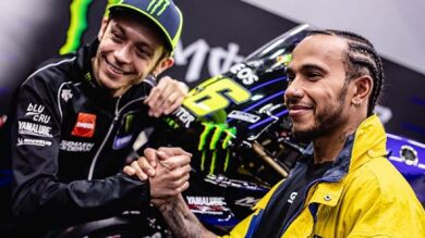 Primeras imágenes del duelo con intercambio de vehículos entre Hamilton y Rossi en Cheste