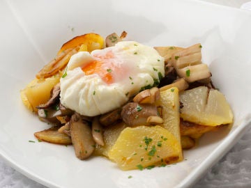 Patatas, hongos y huevo flor Patatas, hongos y huevo flor