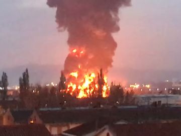 Aparatoso incendio en las instalaciones de una empresa de reciclaje en Montornés del Vallés