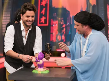 El Monaguillo regala sus extraños artilugios del Japón a Manuel Carrasco en 'El Hormiguero 3.0' El Monaguillo regala sus extraños artilugios del Japón a Manuel Carrasco en 'El Hormiguero 3.0'