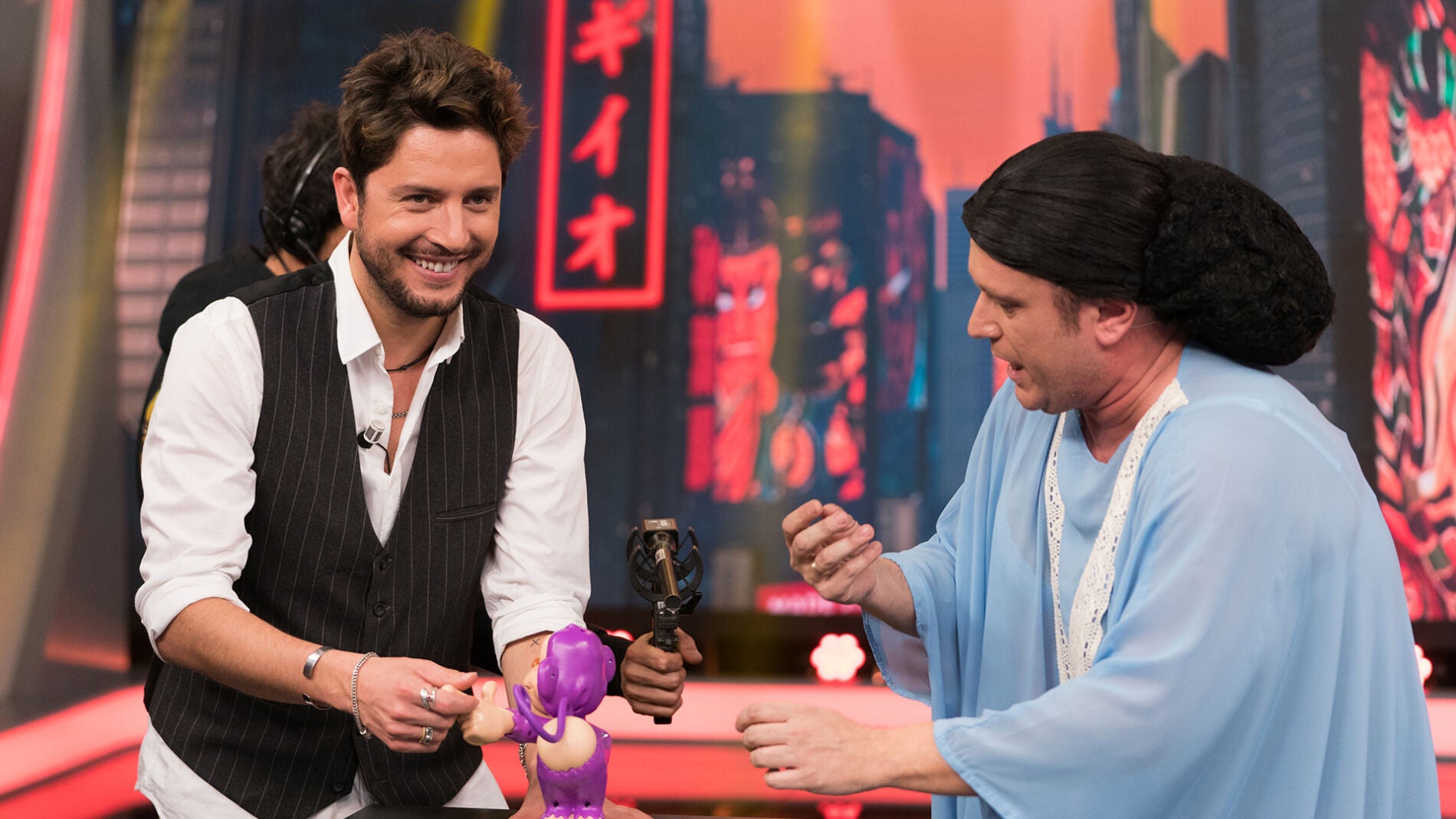 El Monaguillo regala sus extra&ntilde;os artilugios del Jap&oacute;n a Manuel Carrasco en 'El Hormiguero 3.0'