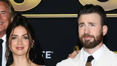 Chris Evans y Ana de Armas en la presentación de 'Puñales por la espalda' Chris Evans y Ana de Armas en la presentación de 'Puñales por la espalda'