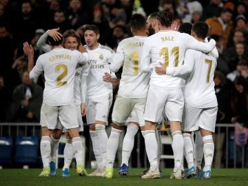 Varios jugadores del Real Madrid celebrando un gol ante la Real Sociedad