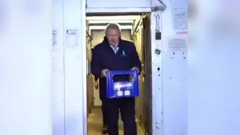 Boris Johnson se pasa a repartidor un día antes de las elecciones Boris Johnson se pasa a repartidor un día antes de las elecciones